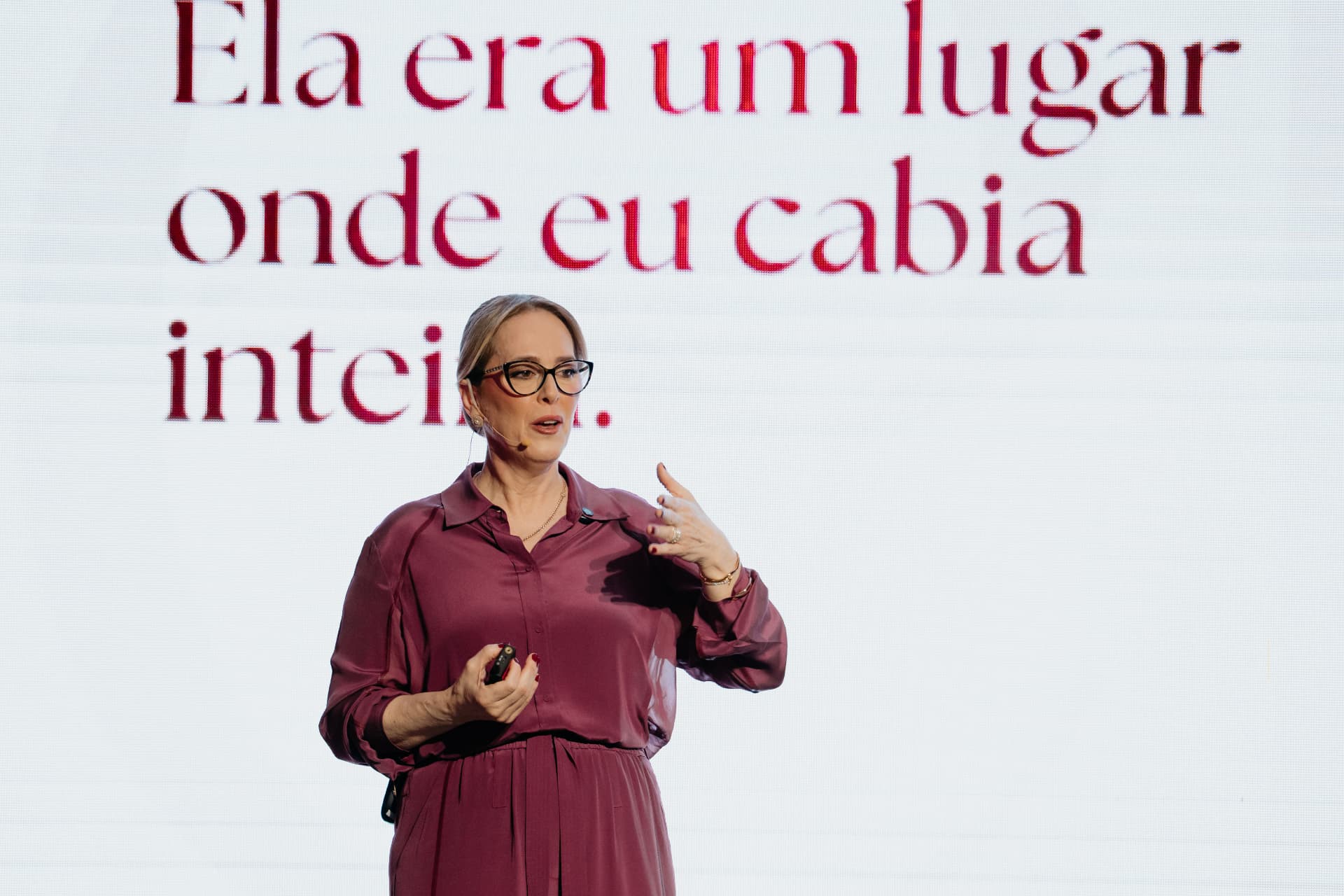 Edineide França conduzindo uma palestra